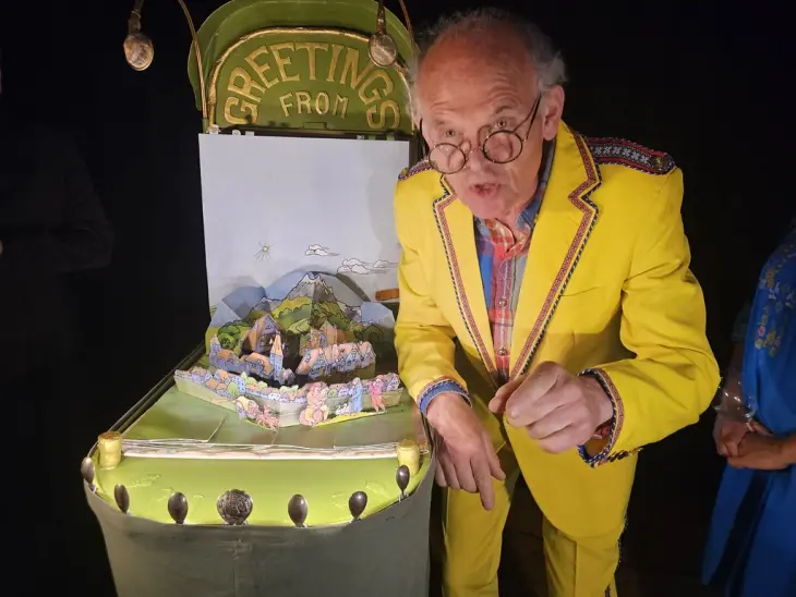 Teater Fusentast Mann i gul dress ved miniatyrby